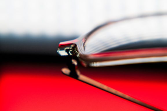 Detailaufnahme einer Brille mit verschwommenem, buntem Hintergrund.